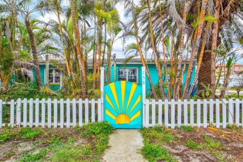 Duplex in Madeira Beach, Florida 3 bedrooms, 130.43 sq.m. № 1733550 - photo 1