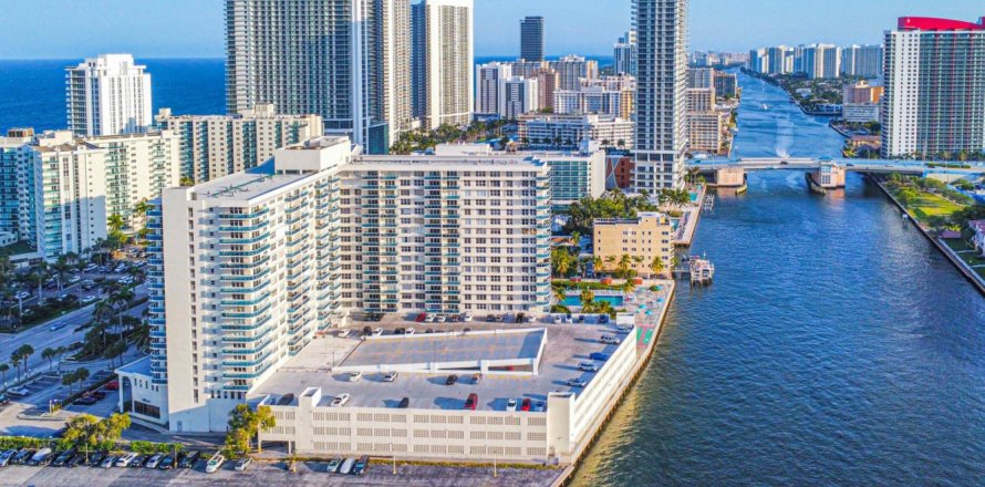 Condominio en Hollywood, Florida, 2 dormitorios № 1174210