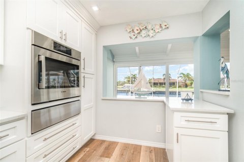 House in Punta Gorda, Florida 3 bedrooms, 145.48 sq.m. № 1884824 - photo 14