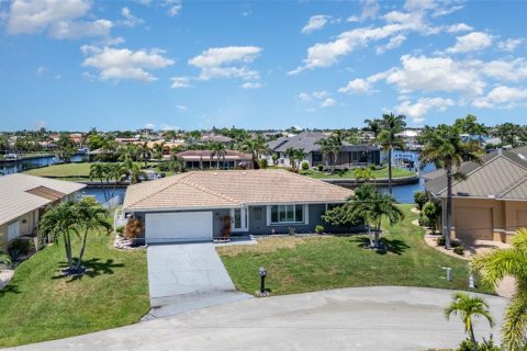 House in Punta Gorda, Florida 3 bedrooms, 145.48 sq.m. № 1884824 - photo 1