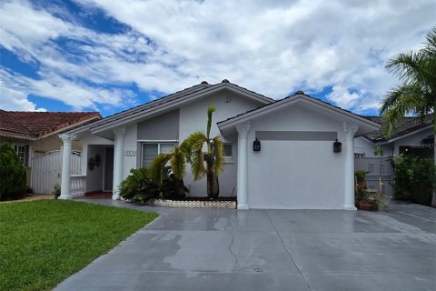 Casa en venta en Hialeah, Florida, 3 dormitorios, 128.39 m2 № 1825394 - foto 1