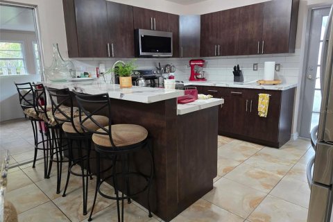 Casa en venta en Hialeah, Florida, 3 dormitorios, 128.39 m2 № 1825394 - foto 6