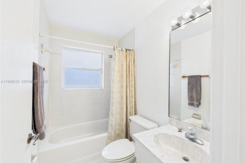 House in Pembroke Pines, Florida 3 bedrooms, 153.1 sq.m. № 2019706 - photo 24