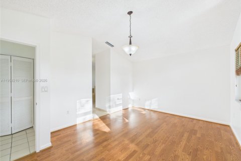 House in Pembroke Pines, Florida 3 bedrooms, 153.1 sq.m. № 2019706 - photo 15