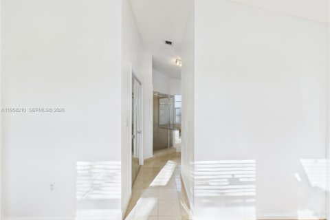 House in Pembroke Pines, Florida 3 bedrooms, 153.1 sq.m. № 2019706 - photo 17