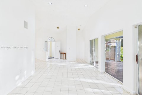 House in Pembroke Pines, Florida 3 bedrooms, 153.1 sq.m. № 2019706 - photo 9