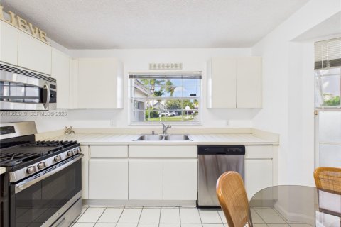 House in Pembroke Pines, Florida 3 bedrooms, 153.1 sq.m. № 2019706 - photo 28