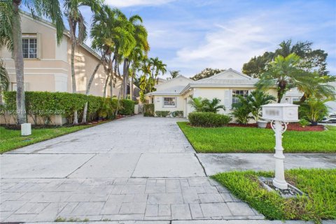 House in Pembroke Pines, Florida 3 bedrooms, 153.1 sq.m. № 2019706