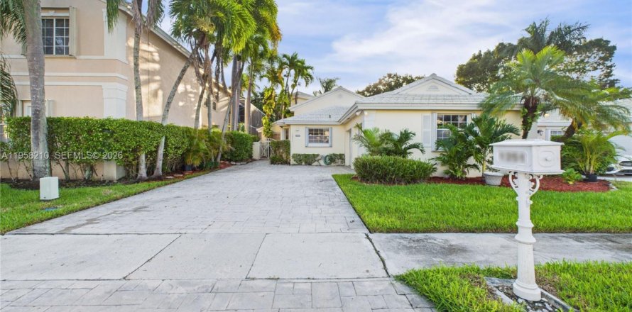 House in Pembroke Pines, Florida 3 bedrooms, 153.1 sq.m. № 2019706