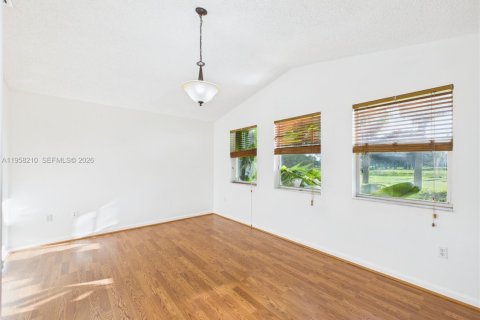 House in Pembroke Pines, Florida 3 bedrooms, 153.1 sq.m. № 2019706 - photo 13