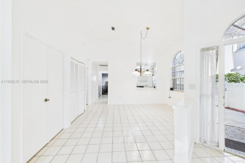 House in Pembroke Pines, Florida 3 bedrooms, 153.1 sq.m. № 2019706 - photo 8