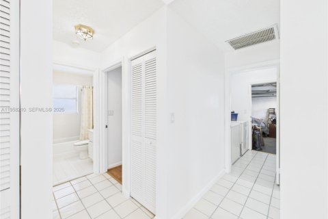 House in Pembroke Pines, Florida 3 bedrooms, 153.1 sq.m. № 2019706 - photo 23