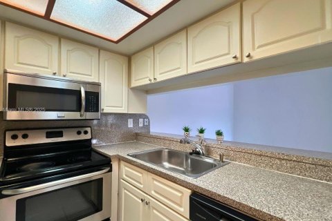 Снять в аренду кондоминиум в Майами, Флорида 2 спальни, 87.7м2, № 1938707 - фото 6