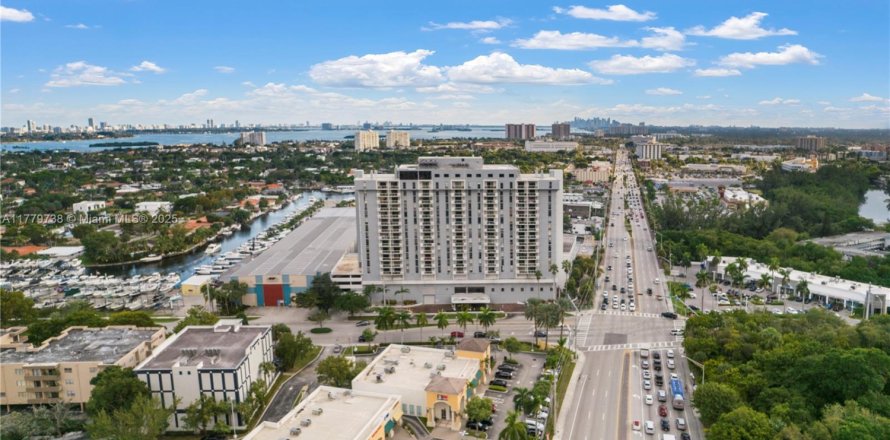 Immobilier commercial à North Miami, Floride № 1985629