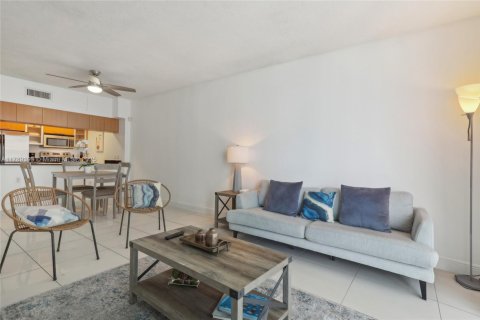 Condo in Miami, Florida, 1 bedroom № 1959672 - photo 8
