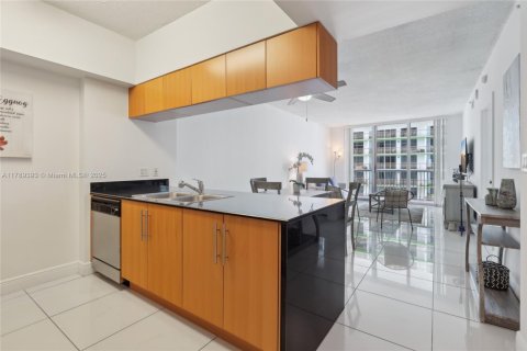 Condo in Miami, Florida, 1 bedroom № 1959672 - photo 18