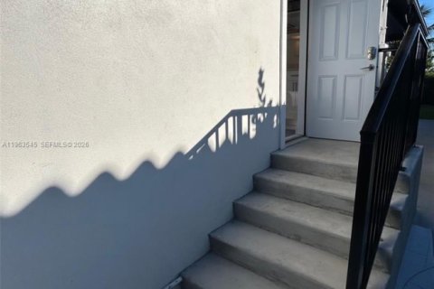 Propiedad comercial en alquiler en Miami, Florida, 1 dormitorio, 161.28 m2 № 2025593 - foto 3