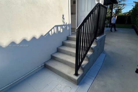 Propiedad comercial en alquiler en Miami, Florida, 1 dormitorio, 161.28 m2 № 2025593 - foto 13