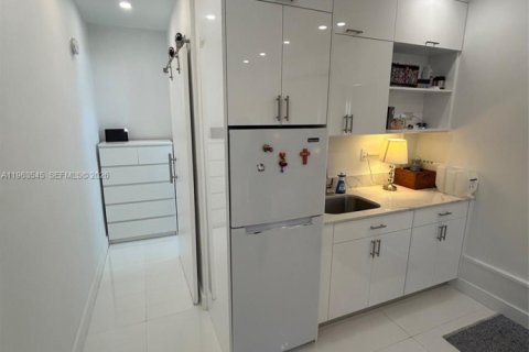 Propiedad comercial en alquiler en Miami, Florida, 1 dormitorio, 161.28 m2 № 2025593 - foto 7