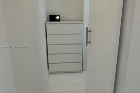 Propiedad comercial en alquiler en Miami, Florida, 1 dormitorio, 161.28 m2 № 2025593 - foto 11