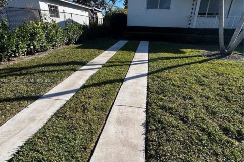 Propiedad comercial en alquiler en Miami, Florida, 1 dormitorio, 161.28 m2 № 2025593 - foto 12