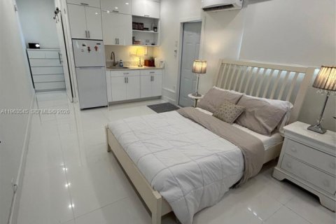 Propiedad comercial en Miami, Florida 1 dormitorio, 161.28 m2 № 2025593