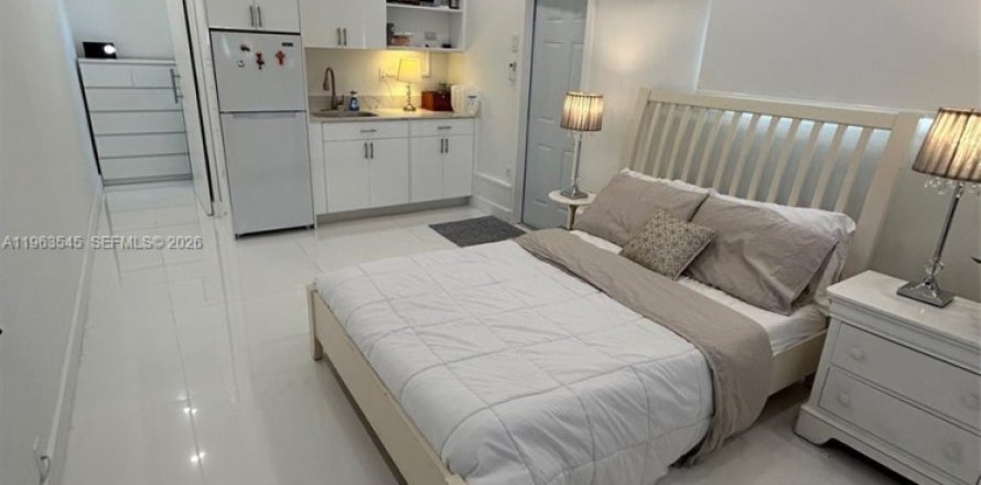 Propiedad comercial en Miami, Florida 1 dormitorio, 161.28 m2 № 2025593