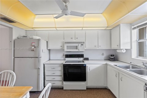 Купить кондоминиум в Дирфилд-Бич, Флорида 2 спальни, 88.26м2, № 2047769 - фото 3