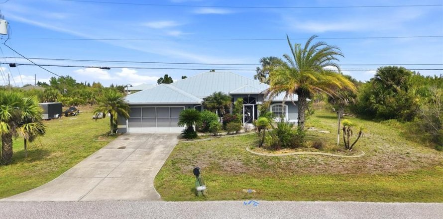 Casa en Port Charlotte, Florida 3 dormitorios, 157.47 m2 № 2137144