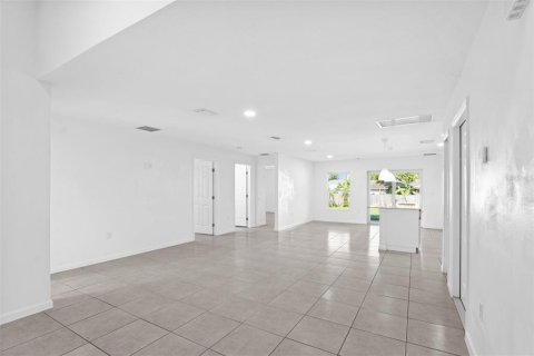 House in Palm Bay, Florida 4 bedrooms, 159.23 sq.m. № 1856167 - photo 4