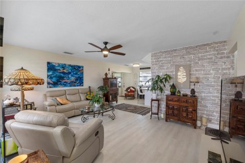 House in Hollywood, Florida 2 bedrooms, 102.01 sq.m. № 1971395 - photo 1