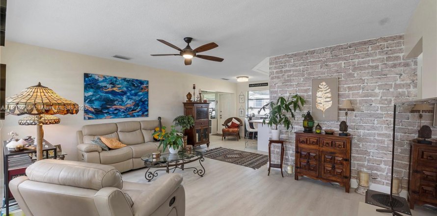 House in Hollywood, Florida 2 bedrooms, 102.01 sq.m. № 1971395