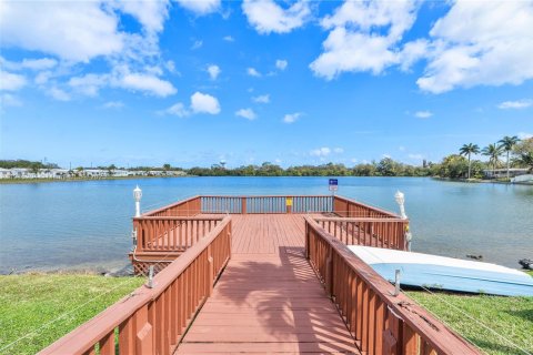 House in Hollywood, Florida 2 bedrooms, 102.01 sq.m. № 1971395 - photo 13