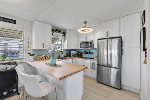 House in Hollywood, Florida 2 bedrooms, 102.01 sq.m. № 1971395 - photo 4