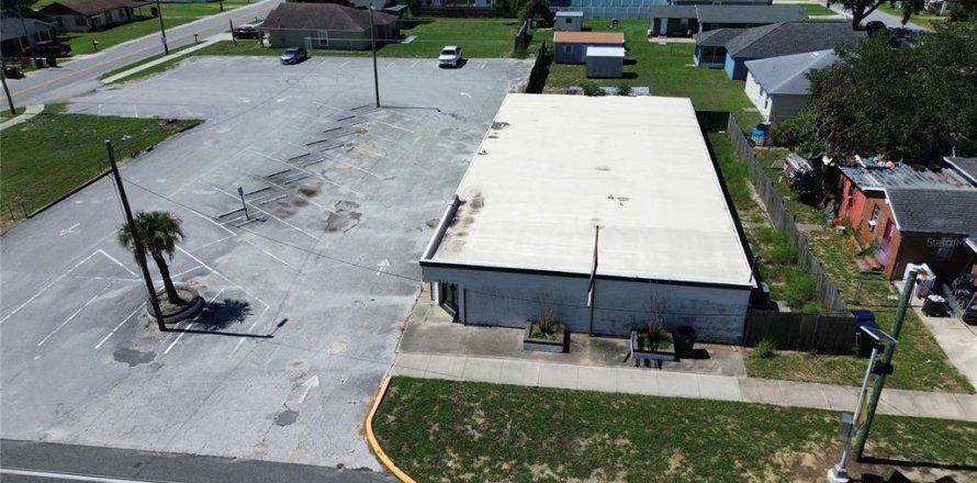 Commercial property in Auburndale, Florida 388.33 sq.m. № 2196669