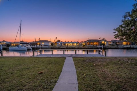 House in Port Charlotte, Florida 3 bedrooms, 143.44 sq.m. № 2433450 - photo 12