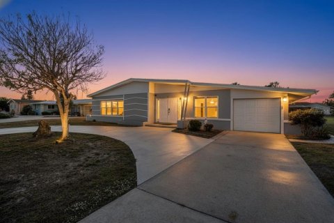 House in Port Charlotte, Florida 3 bedrooms, 143.44 sq.m. № 2433450 - photo 2