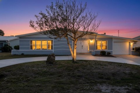 House in Port Charlotte, Florida 3 bedrooms, 143.44 sq.m. № 2433450