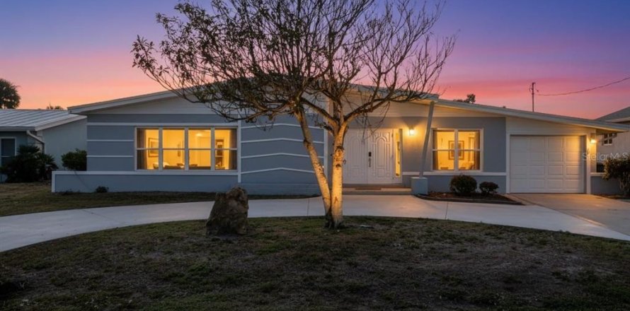 House in Port Charlotte, Florida 3 bedrooms, 143.44 sq.m. № 2433450