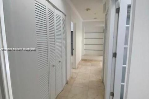 Casa en alquiler en Miami, Florida, 3 dormitorios, 213.95 m2 № 1923509 - foto 14