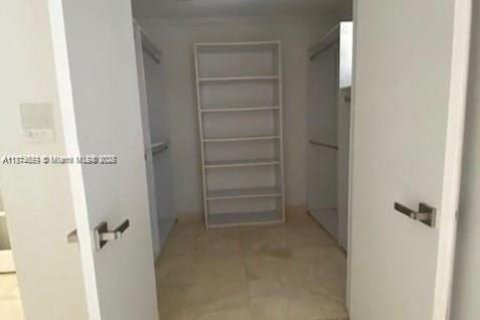 Casa en alquiler en Miami, Florida, 3 dormitorios, 213.95 m2 № 1923509 - foto 8