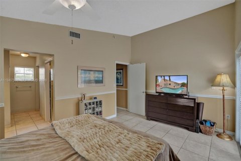 Villa ou maison à louer à Miami, Floride: 3 chambres, 131.46 m2 № 2003665 - photo 11