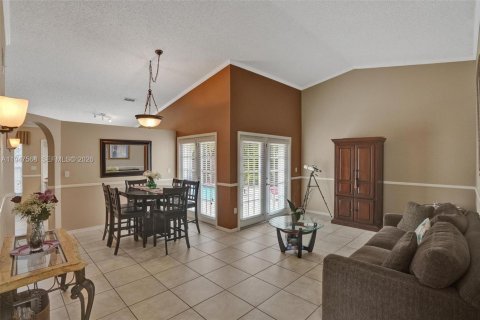 Villa ou maison à louer à Miami, Floride: 3 chambres, 131.46 m2 № 2003665 - photo 5