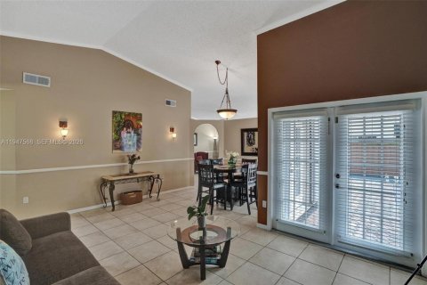 Villa ou maison à louer à Miami, Floride: 3 chambres, 131.46 m2 № 2003665 - photo 6