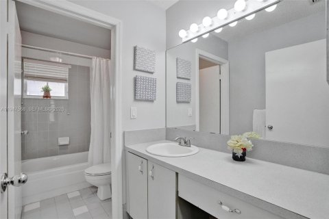 Villa ou maison à louer à Miami, Floride: 3 chambres, 131.46 m2 № 2003665 - photo 29