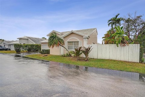 Villa ou maison à louer à Miami, Floride: 3 chambres, 131.46 m2 № 2003665 - photo 2