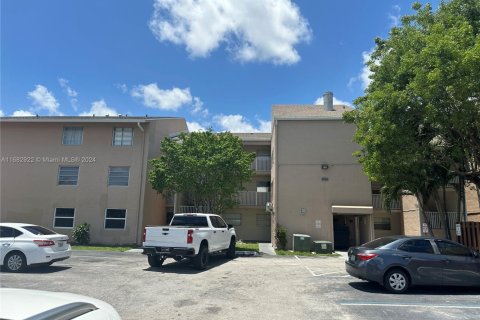 Condo in Miami, Florida, 3 bedrooms  № 1417078 - photo 1