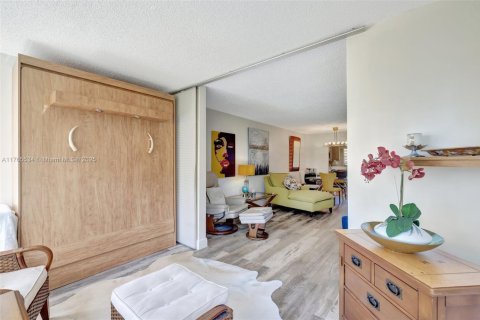 Condo in Sunrise, Florida, 1 bedroom  № 2021098 - photo 17