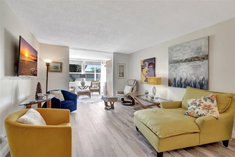 Condo in Sunrise, Florida, 1 bedroom  № 2021098 - photo 10