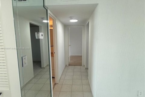Condo in Hallandale Beach, Florida, 1 bedroom  № 1974096 - photo 2
